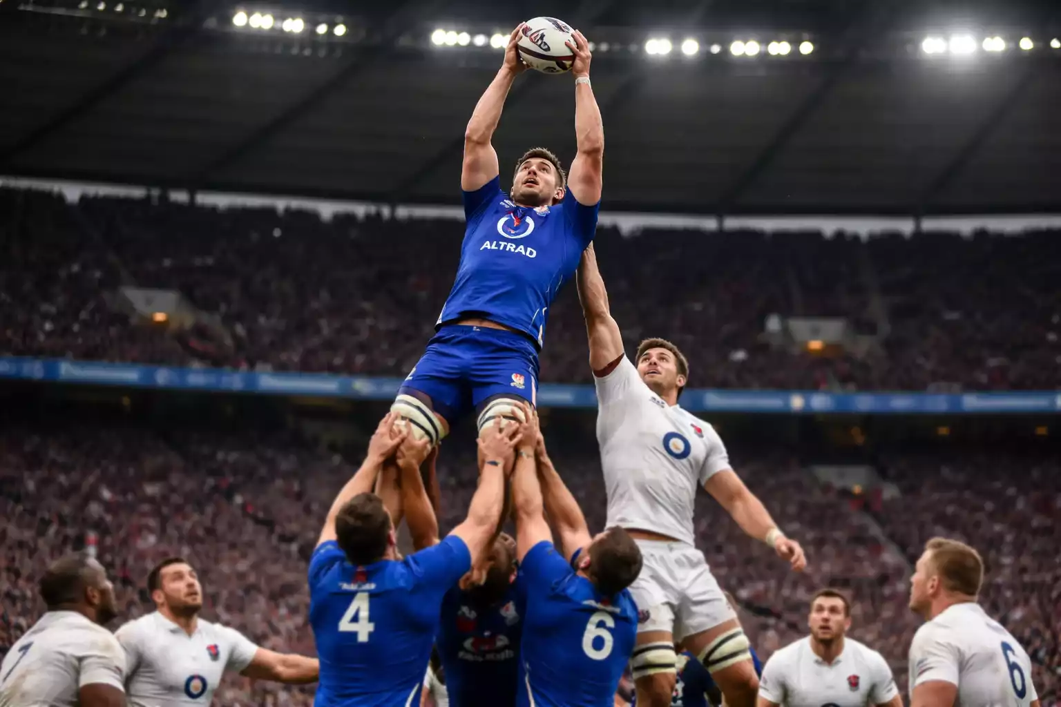 Touche rugby avec joueur soulevé attrapant le ballon