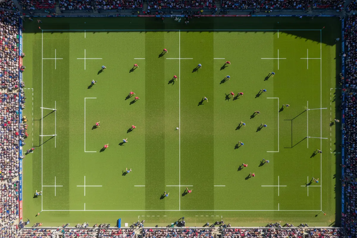 Vue aérienne d'un terrain de rugby pendant un match avec les joueurs en formation stratégique